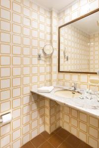 a bathroom with a sink and a mirror at Jandaia Turismo Hotel in Santana do Livramento