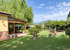 een tuin met een gebouw met een patio bij Agriturismo Terra Di Elea in Ascea