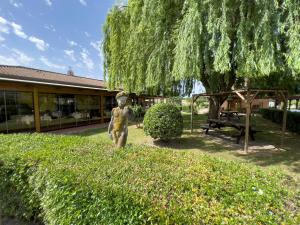 Una estatua de un niño parado en un patio en Agriturismo Terra Di Elea, en Ascea