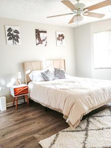 Tempat tidur dalam kamar di Modern 2 bedroom home in Kingsport