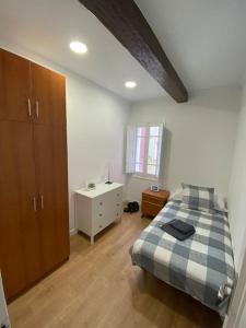 1 dormitorio con 1 cama, vestidor y escritorio en Santander Jiménez Díaz 7B, en Santander