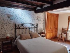 a bedroom with a bed and a blue and white wall at CASA DE LOS ABUELOS in Espinama