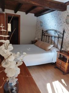A bed or beds in a room at CASA DE LOS ABUELOS