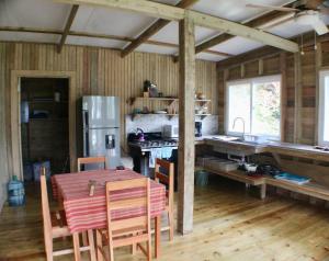 The Birds Nest في بوكاس تاون: مطبخ مع طاولة وكراسي في غرفة