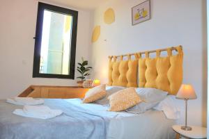 1 dormitorio con 1 cama grande con sábanas y almohadas azules en Bar des Amis en Villars