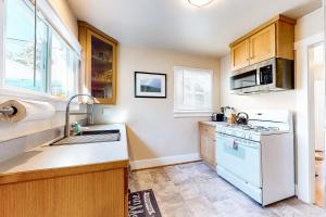 uma cozinha com um frigorífico branco e um lavatório em Beach Hill Bungalow em Santa Cruz