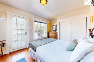 Un dormitorio con una cama grande y una ventana en Beach Hill Bungalow, en Santa Cruz