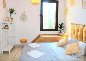 um quarto com uma cama, uma janela e uma banheira em Bar des Amis em Villars
