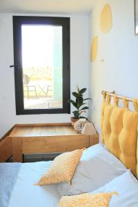 um quarto com uma cama e vista para o oceano em Bar des Amis em Villars
