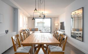 uma sala de jantar com mesa e cadeiras em Luxurious apartment with sea views Blue Suites B2-103 em Manilva