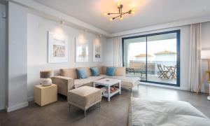 uma sala de estar com um sofá e uma mesa em Luxurious apartment with sea views Blue Suites B2-103 em Manilva