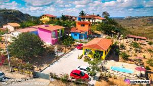 una vista aérea de un pequeño pueblo con una casa en Sobre as Pedras Chalés, en Monte das Gameleiras