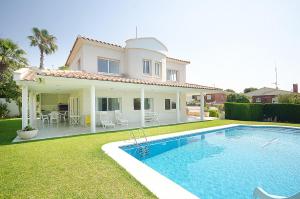 een villa met een zwembad voor een huis bij R11 Casa Blanca con gran jardin y piscina in Calafell