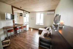 uma sala de estar com um sofá e um bar em Chill Inn with sauna em Pärnu