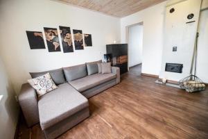 uma sala de estar com um sofá e uma lareira em Chill Inn with sauna em Pärnu