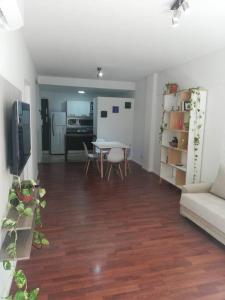 sala de estar con mesa y cocina en Departamento en Caballito con Sauna y Pileta,en Caballito en Buenos Aires
