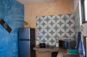 uma cozinha com um frigorífico e um micro-ondas em Apartamentos Del Mar El Cuyo em El Cuyo