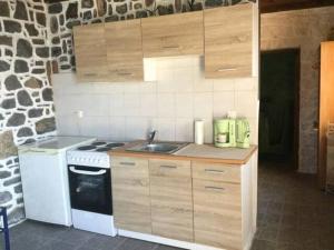 uma cozinha com um lavatório e um fogão em Volcano View Nisyros em Mandrákion