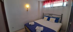 A bed or beds in a room at Apartment Sea View in Rincon de Loix- free parking, pool, Wi-Fi, new air conditioning Még 37 kép