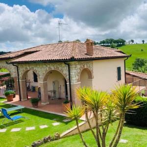 una pequeña casa con un arco en un patio en 8380 Agriturismo L'Oleandro, en Montemerano