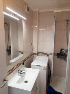 A bathroom at Apartment Sea View in Rincon de Loix- free parking, pool, Wi-Fi, new air conditioning