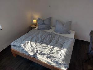 um quarto com 2 camas e almofadas azuis em Apartments im Mardefeldpalais em Ansbach