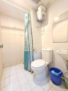 uma casa de banho com um WC e um lavatório em D05-2BR Grand Asia Afrika Residence em Bandung