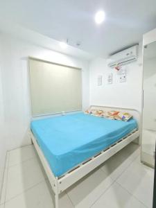 um quarto de hospital com uma cama num quarto em D05-2BR Grand Asia Afrika Residence em Bandung