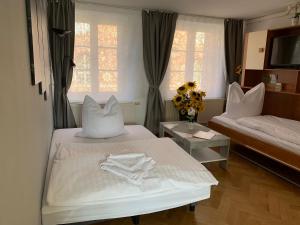 ein Hotelzimmer mit 2 Betten und einem Fenster in der Unterkunft Ferienwohnung Nikolaiblick in Jüterbog