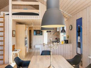 Harboørにある8 person holiday home in Harbo reのキッチン、ダイニングルーム(テーブル、椅子付)