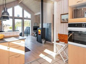 Harboørにある8 person holiday home in Harbo reのキッチン(薪ストーブ付)