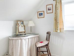 StanhoeにあるThe Barnのテーブル、椅子、鏡が備わるお部屋