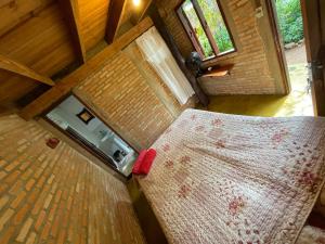 una vista sul soffitto di una cucina in una casetta di Suíte aconchegante Chalé do cerrado na Villa de São Jorge, venha viver essa experiência!! a Alto Paraíso de Goiás