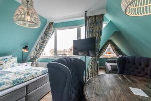 a bedroom with a bed and a table and chairs at Lieblingsinsel Langeoog in Langeoog