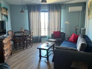 een woonkamer met een bank en een tafel bij Appartement d’artiste lumineux central 76m2 in Perpignan