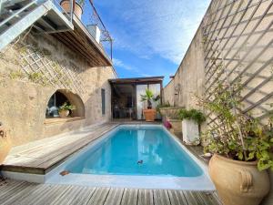 a swimming pool in the courtyard of a house at Au repère d'Argante in Pézenas