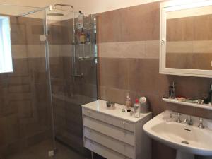 Ένα μπάνιο στο Maison lumineuse 2mn plage et village de Morgat +41 φωτογραφίες