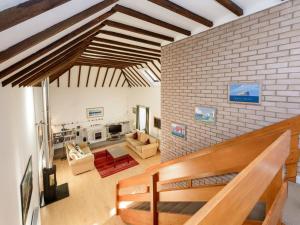 uma sala de estar com uma escada e uma parede de tijolos em Printer`s Place em North Berwick