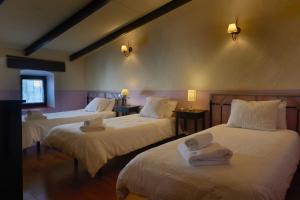 Casa rural La Rosa de Llerena في ييرينا: غرفه فندقيه سريرين عليها مناشف