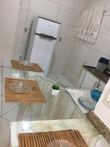 y baño con ducha con 2 mesas de madera. en Apartamento aconchegante próx ao Centro - 1 quarto, en Vitória da Conquista