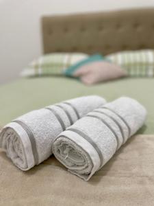un par de toallas sentadas encima de una cama en Apartamento aconchegante próx ao Centro - 1 quarto en Vitória da Conquista