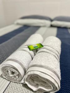 um grupo de toalhas sentadas numa cama em Apartamento aconchegante próx ao Centro - 1 quarto em Vitória da Conquista