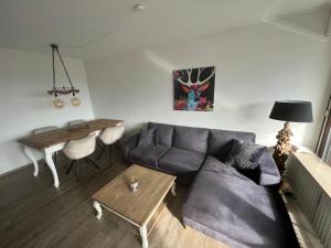 un soggiorno con un divano e un tavolo di Apartment Annis Panoramablick Pool Sauna Tennis a Obertal Altre 67 foto