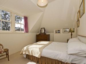 ノース・バーウィックにあるWest Links Viewの白いベッドルーム(ベッド1台、窓付)