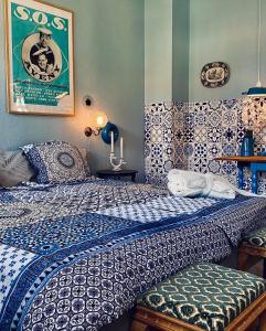 um quarto com uma cama com lençóis azuis e brancos em Skuespiller Centralen em Viborg