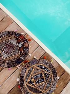 - deux assiettes sur un parquet à côté d'une piscine dans l'établissement Chateau La Rochette, à Lisle