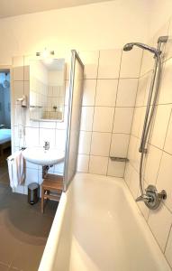 ein Badezimmer mit einer Badewanne und einem Waschbecken in der Unterkunft Ferienlodge von Scotti in Neumagen-Dhron