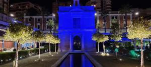 a building lit up in blue at night w obiekcie Absolu Almansa w Maladze