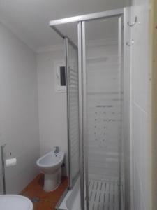 biała łazienka z prysznicem i toaletą w obiekcie Casas da Saibreira - nº2 w mieście Elvas