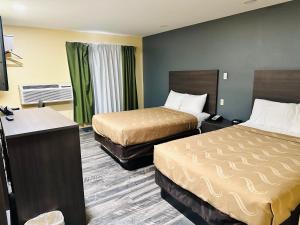 Postel nebo postele na pokoji v ubytování Rodeway Inn Winslow I-40